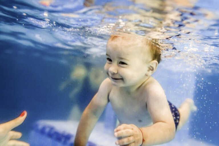 Înot pentru Bebeluși în Sectorul 1: Cursuri de Aqua Bebe