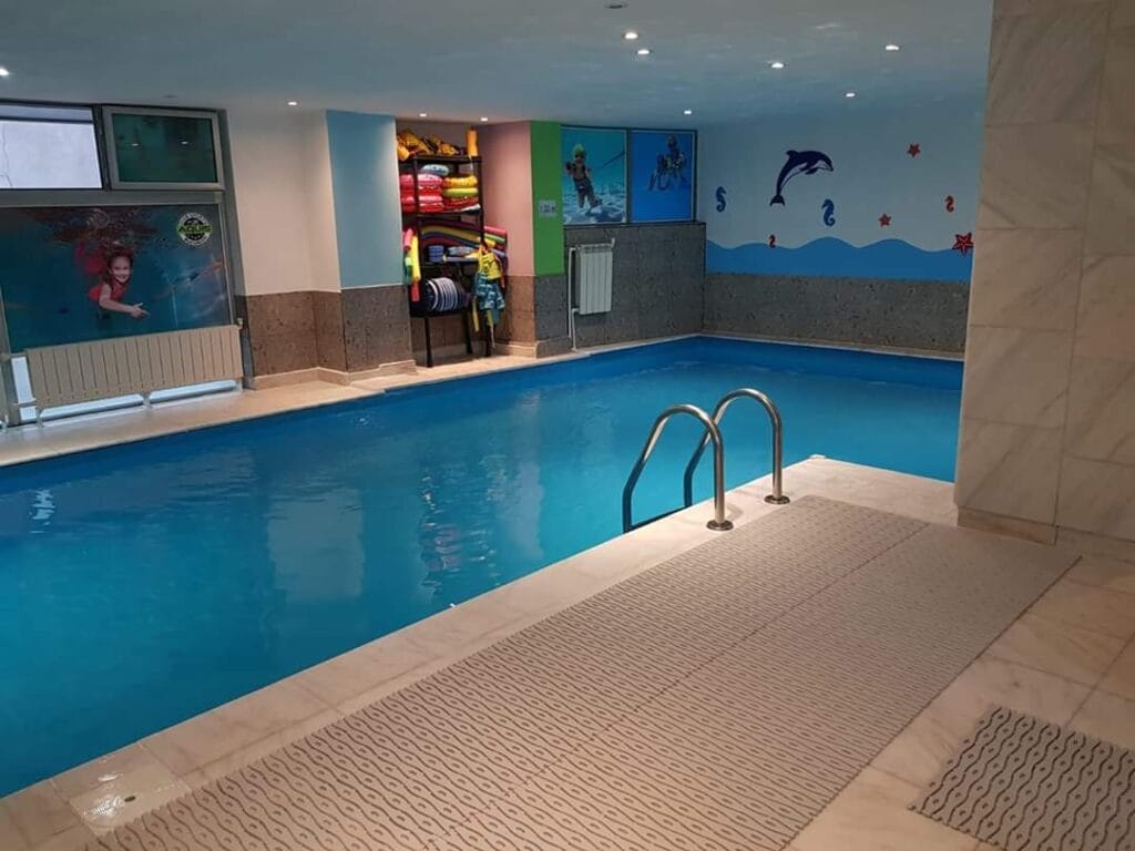Copil la cursuri de înot în bazinul Bery Fitness Iancului